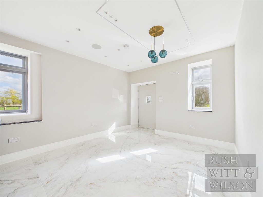 Lot: 100 - WELL PRESENTED DETACHED HOUSE - Bedroom/study